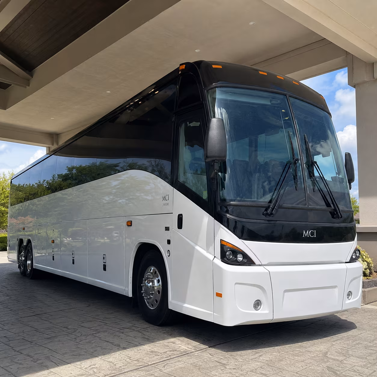 airport employee shuttles between west des moines and des moines international