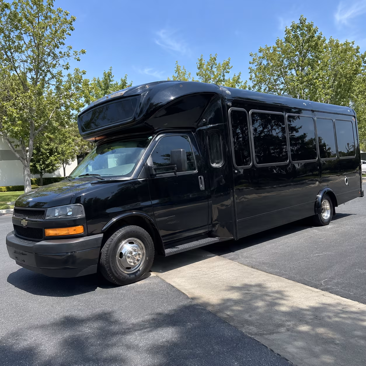 west des moines 15 passenger party bus